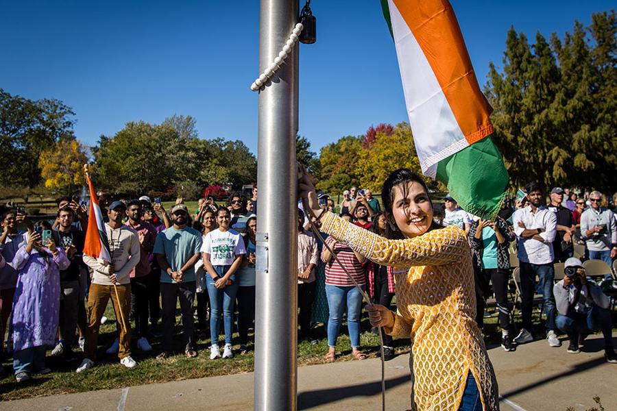 在西北地区一年一度的国际升旗仪式上，一名来自印度的学生升起了她的祖国国旗, 每年秋天都会庆祝牛津大学的国际学生和多样性. (图片来源:Lauren Adams/<a href='http://mzsm.ngskmc-eis.net'>全国网赌正规平台</a>) 